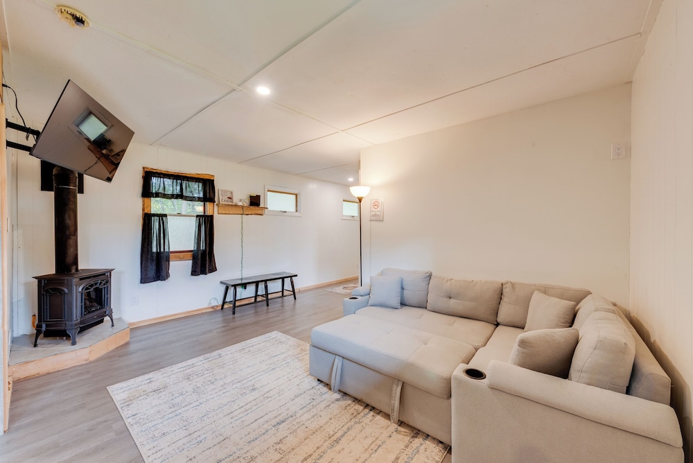 Pet-friendly Cabin w/ Grill in Hillsgrove view 5
