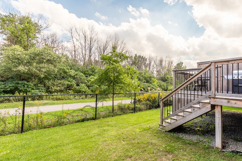 Modern 3BR 2BA Townhome in Lakeshore