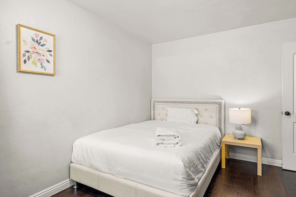 Not Affected by the Fire/spacious Retreat w/ Large Kitchen & Outdoor Patio