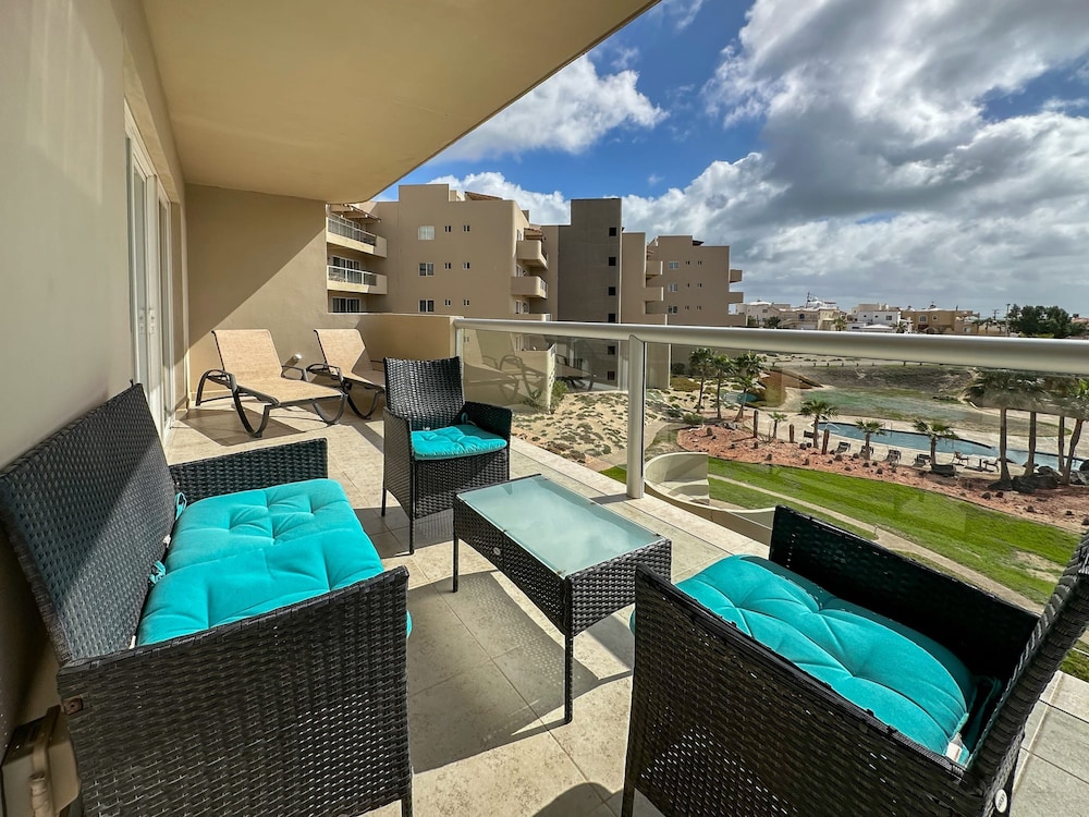 Admire Sea View From a Stunning Condo
