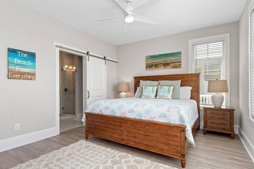 Luxury Beach Condo 5 Min Walk to Beach Shops