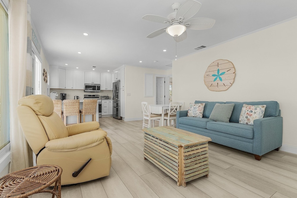 920 Bay Breeze Bungalow: Stunning Bay View Home W/ Heated Pool! 2 Bedroom Home