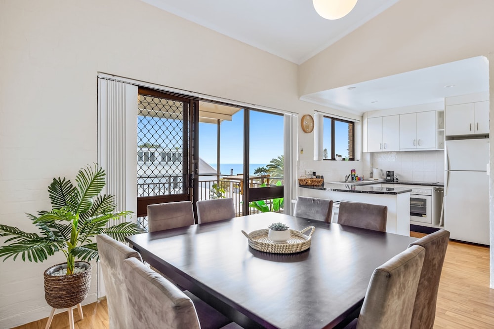 Quaint 2-bed Beach Abode With Ocean Views