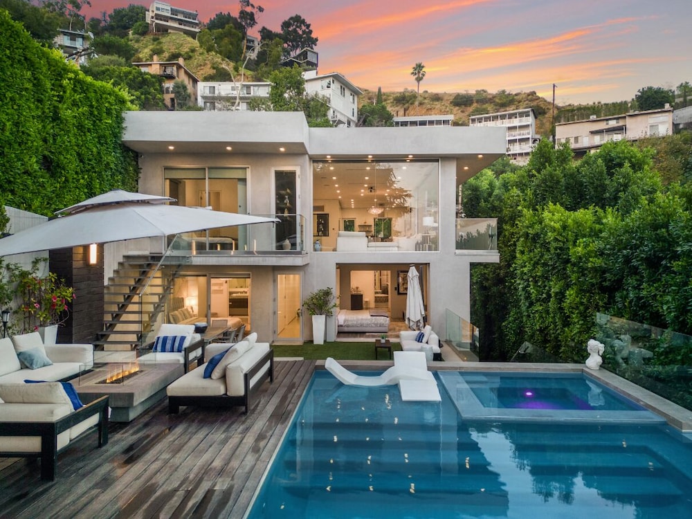 Sunset Heights - Elegant Modern Villa With Beautiful Views in the Hills - Image 1