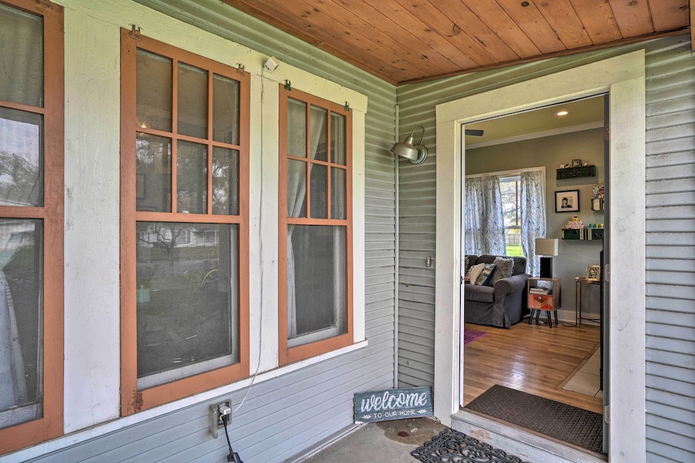 Adorable Cottage < 1 Mi to Guadalupe River & Dtwn view 2