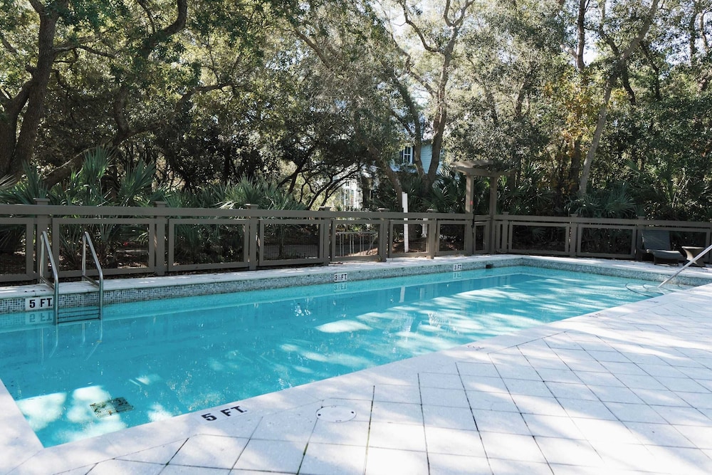 Walk to Beach, 2 Shared Pools, Enclosed Porch, Bikes 30A Hideaway by Avantstay
