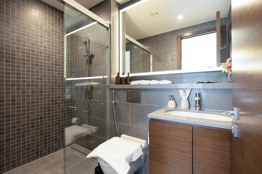 Premium 1BR Oasis - City Views & Pool
