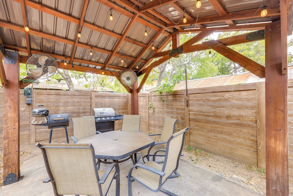 ~ 2 Mi to Dtwn San Antonio: Comfy Home w/ Yard!