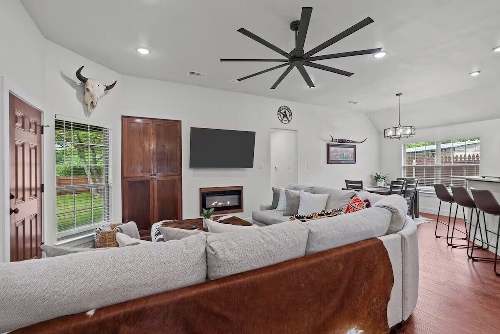 7 min to Stockyards- Cozy & Stylish Home