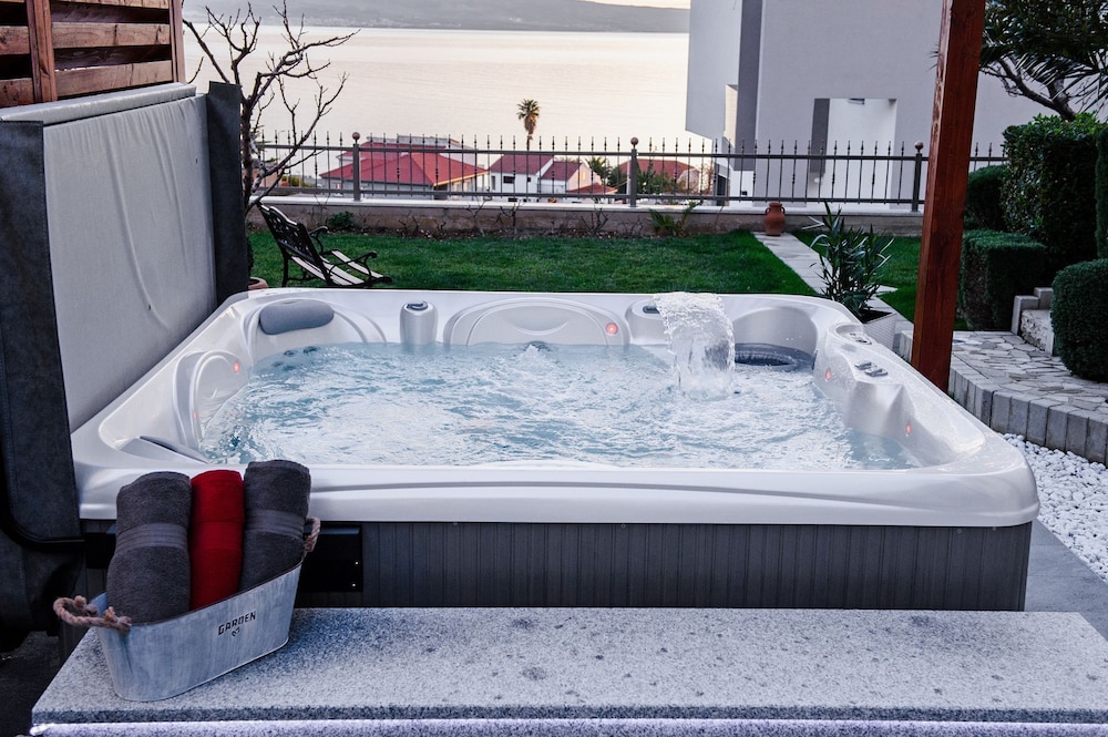 Anka - With Open Jacuzzi - R3