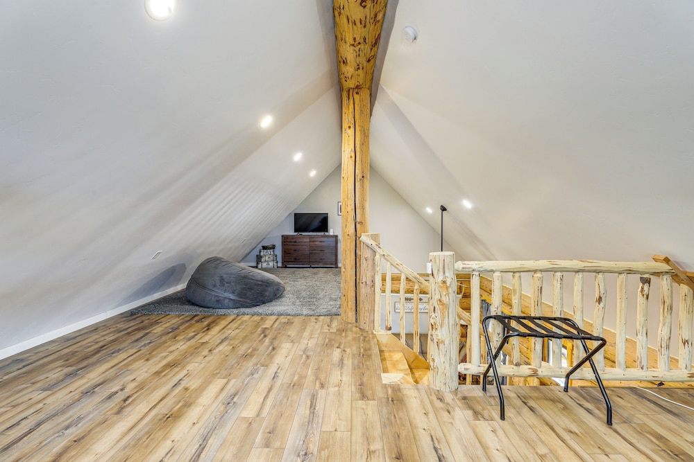 < 2 Mi to Skinwalker Ranch: 'rustic Cliff' Retreat