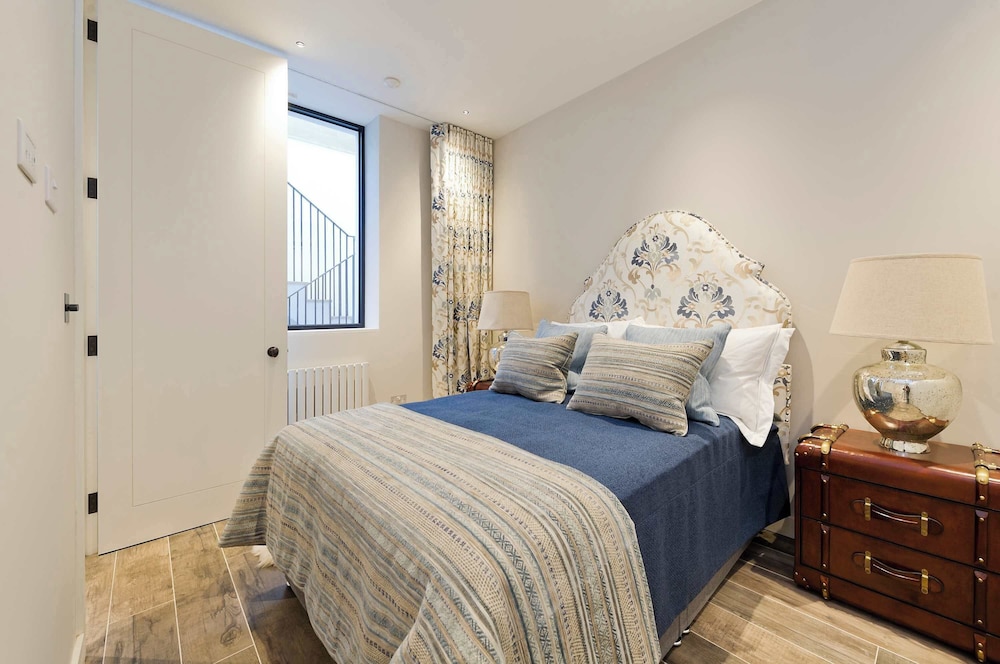 5 Bed House w/ Indoor Pool, Sauna & Private Garden - Fulham