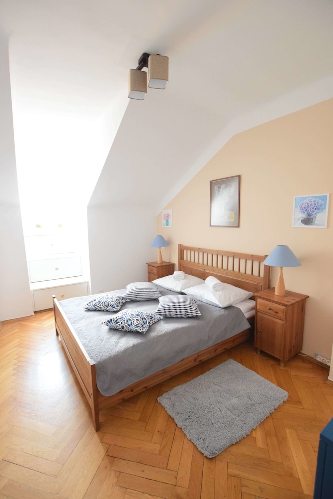 Elegant Apartment Market Square view 5