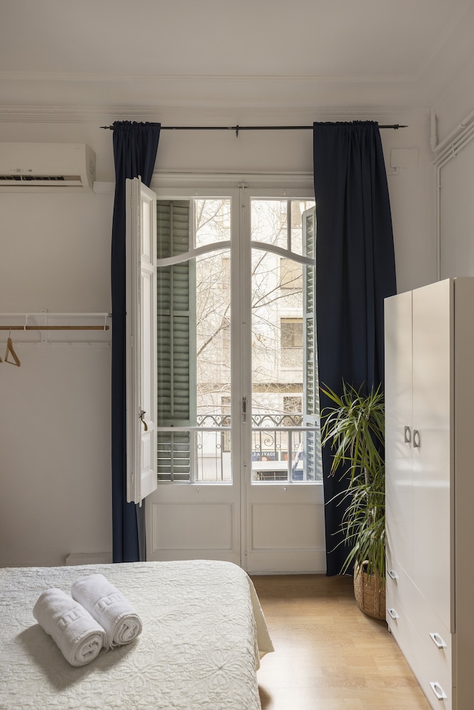 Ally's Guest House Barcelona B&B