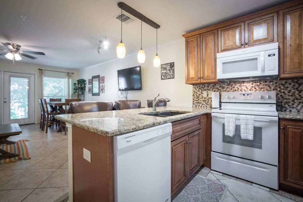 Waterwheel Hideaway - Cozy Condo for 6 With Resort-style Amenities