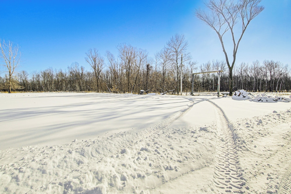 Log Home w/ Deck & Sunset Views: 19 Mi to Oconto!