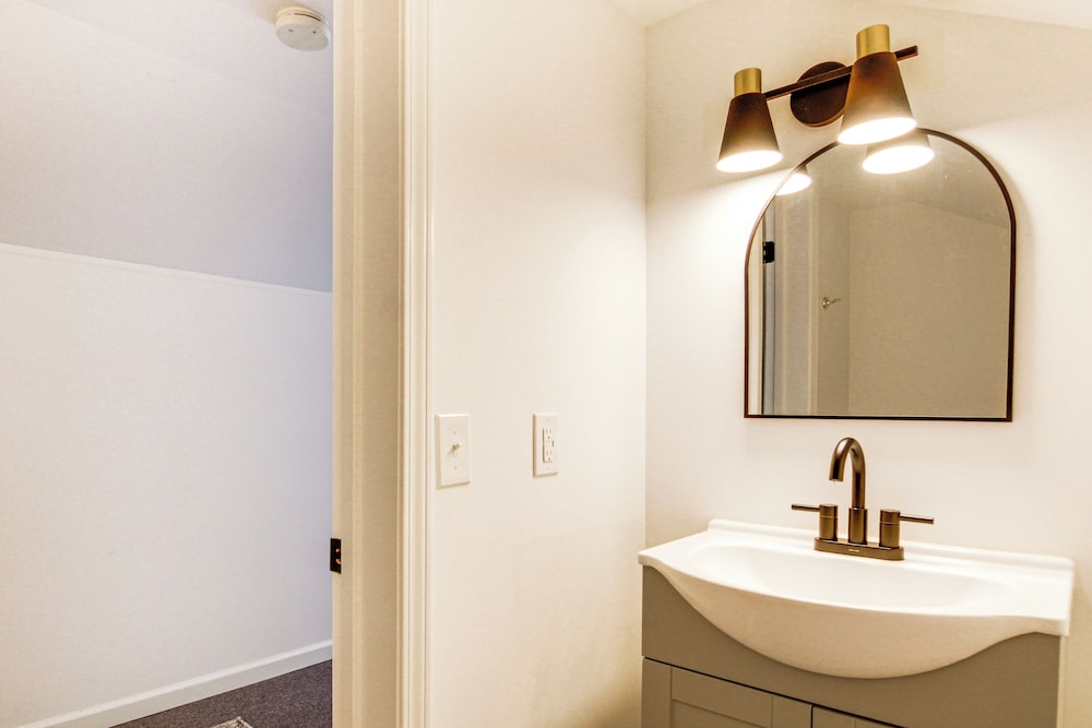 Newly Renovated Lake Bowen Home w/ Game Room!