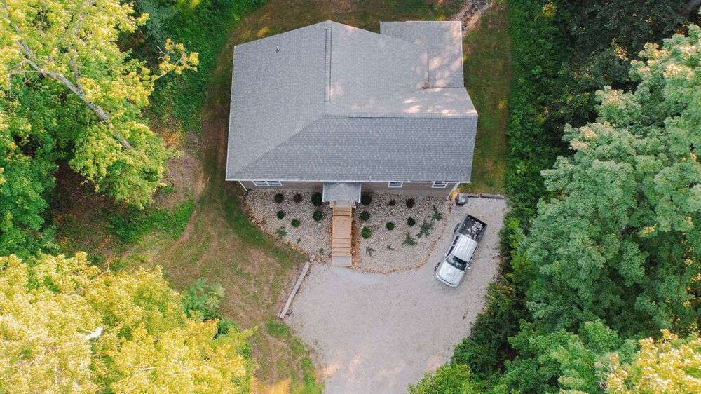 Modern 2 BD Cabin With hot tub & Games & Central Loc