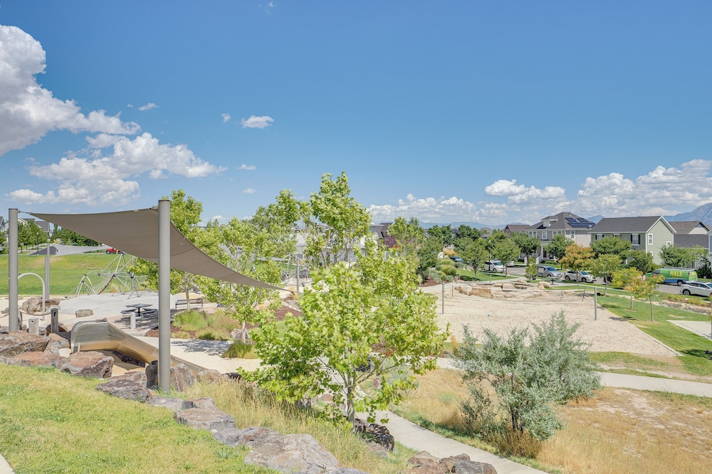 4 Mi to The District: Family Home w/ Tennis Access
