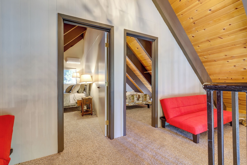 13 Mi to Skiing: Long Barn Family Cabin