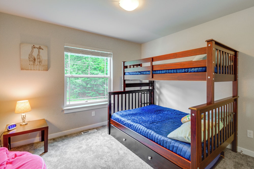 Lakefront Home by Gig Harbor: Quiet Family Retreat view 3