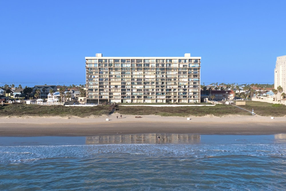 All-suite Beachfront 3BR w/ Gulf Views & Pools