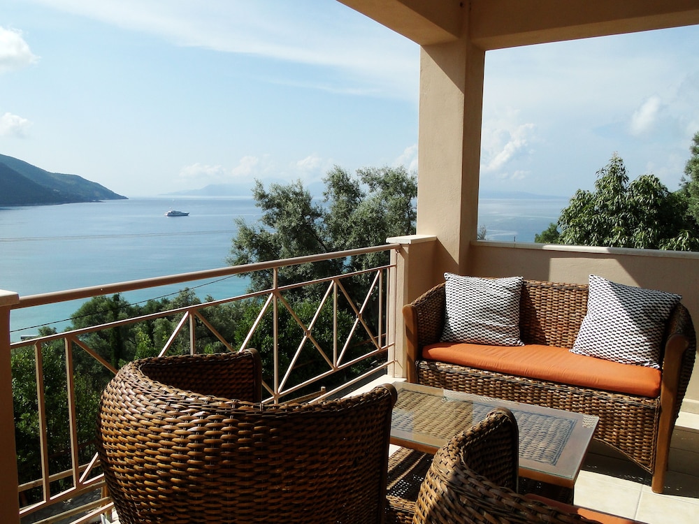 Calm Wave Villas en Lefkada — balance & terrace