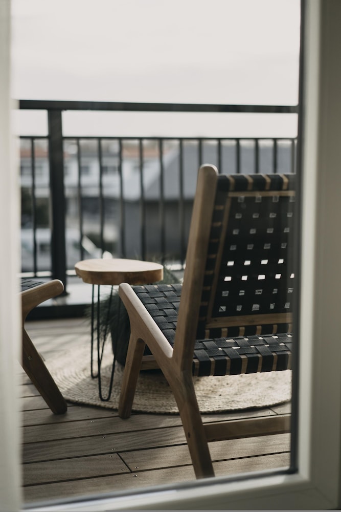 Huswell - The Tide - Stylish Sea View Apartment for 4 - Prime Location With Private Parking