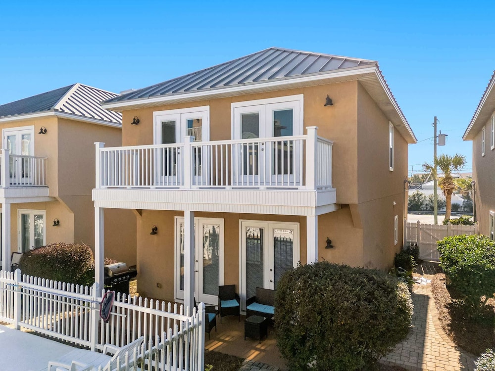 Palm Breeze Retreat Sleeps 10!