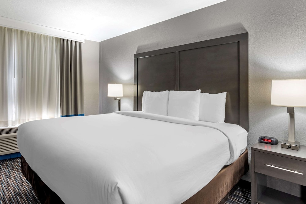 Emporia Vacations - Comfort Inn  Suites - Property Image 40