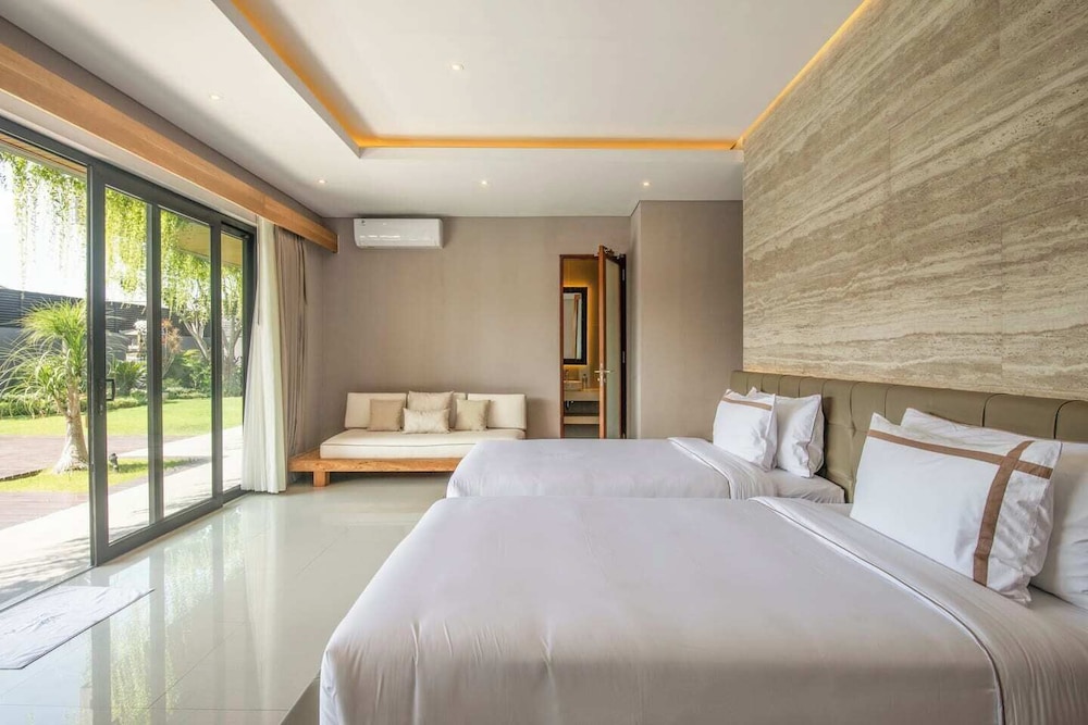 Exquisite 5BR Villa: Premier Luxury in Seminyak