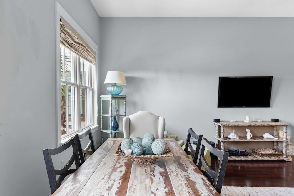 Salty Air & Blue Mountain Flair 3BR Condo w/ Pool, Balcony & Beach Access!