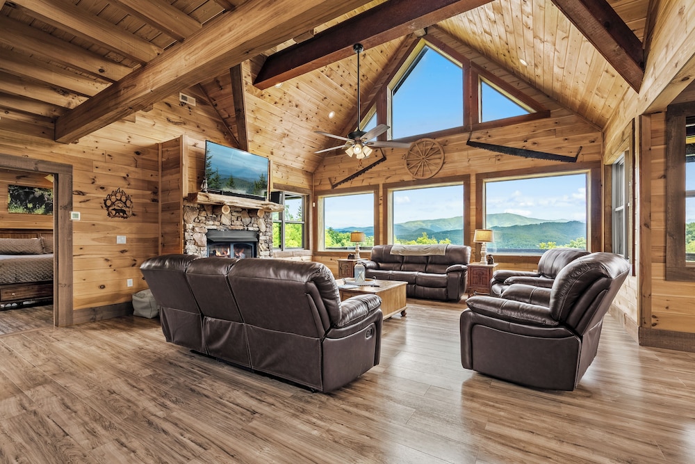 Amazing View Cabin w Gameroom Hot Tub Fire Pit