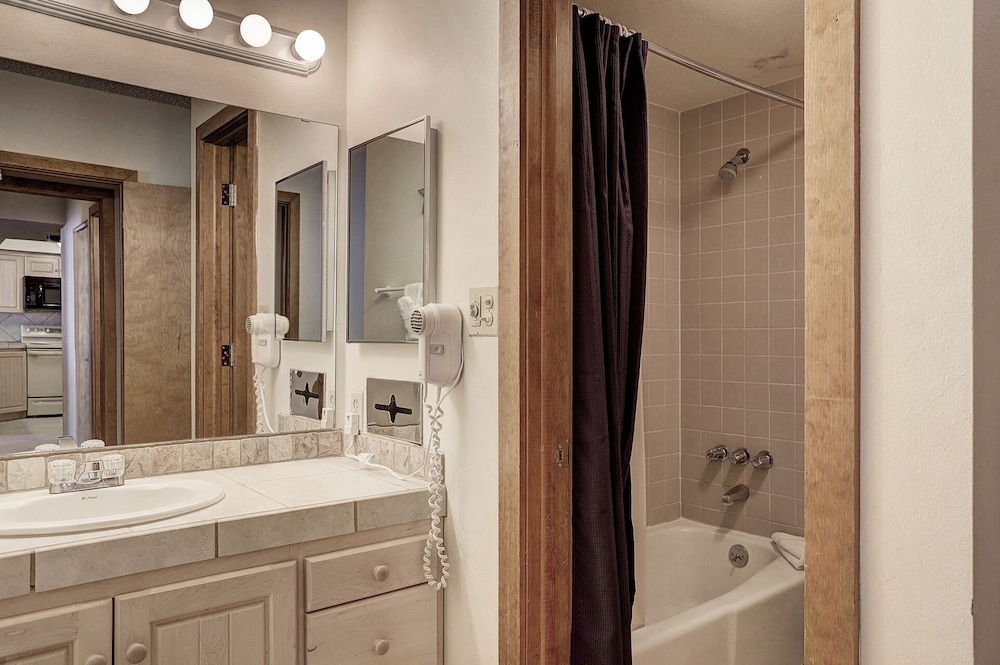Pet Friendly Ski-In Ski-Out Right By The Lift and Golf Course - FP310 by Redawning