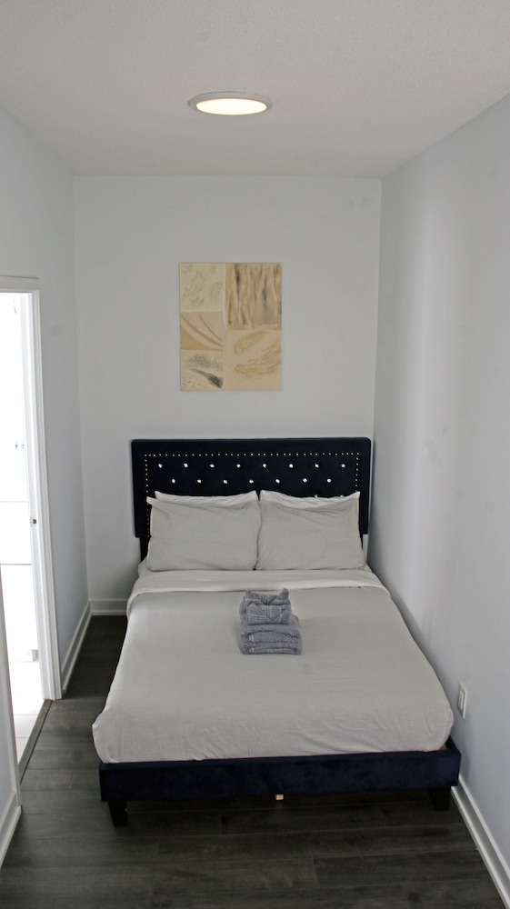 Rhenie-Downtown Toronto Suites - Image 3