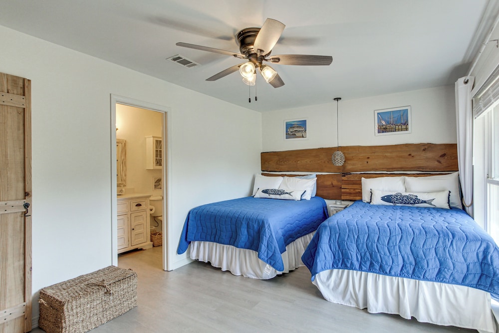 Inviting Home w/ Golf Course View in Diamondhead!