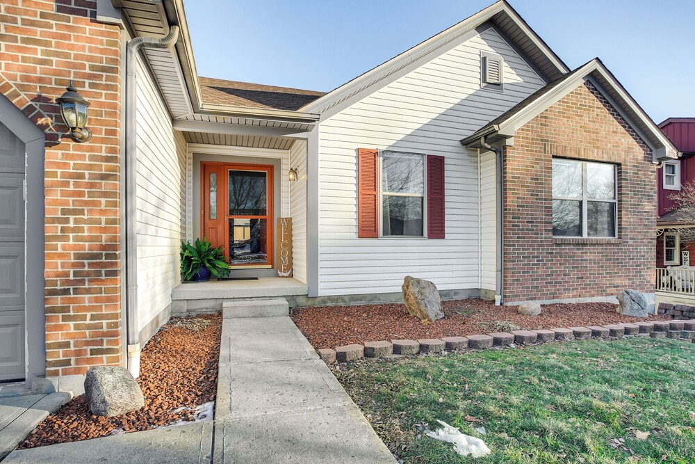 17 Mi to Columbus: Pickerington Home w/ Fire Pit!