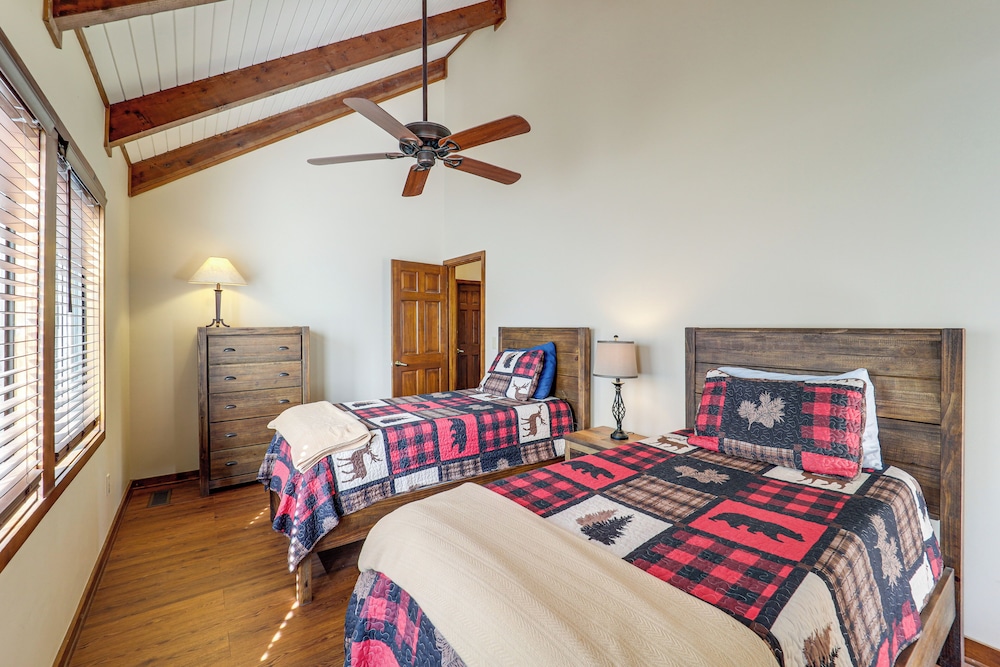 1/4 Mi to Skiing & Golf! Sugar Mountain Getaway