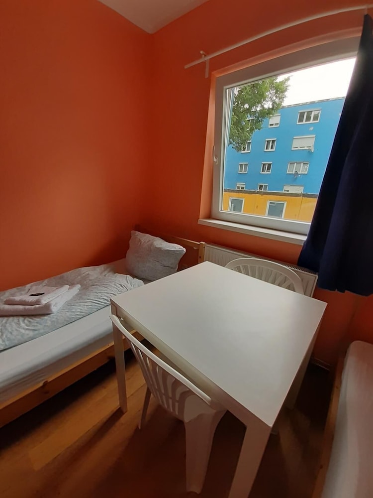 2-Rent Group Hostel Rooms&Apartments TUB19A