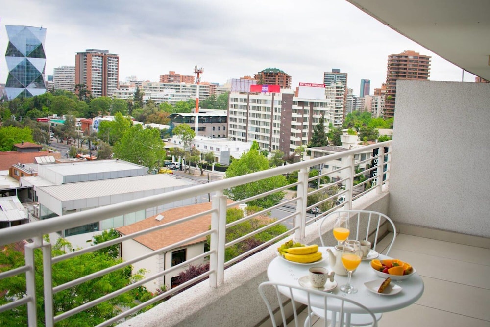 Carmelitas Contemporary 1BR Apt - Pool Gym Metro