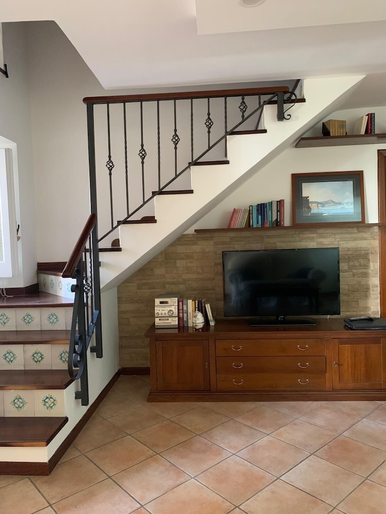 Annygiò House - De Vivo Realty