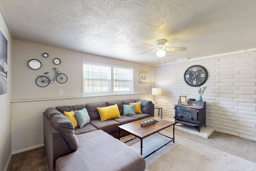 4BR Home w/ W & D, Private Backyard