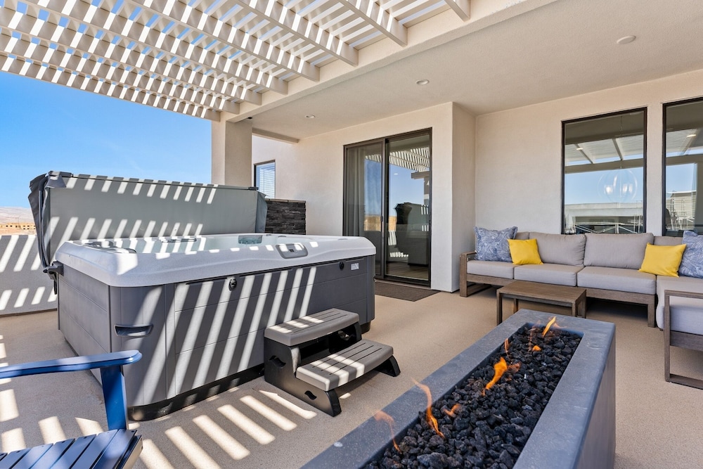 Red Desert Oasis 5 Bedroom Home