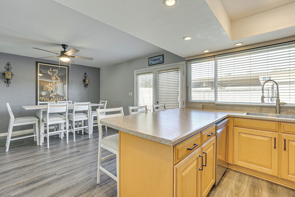 2 Mi to Old Town & Mall: Townhome w/ Pool Access!