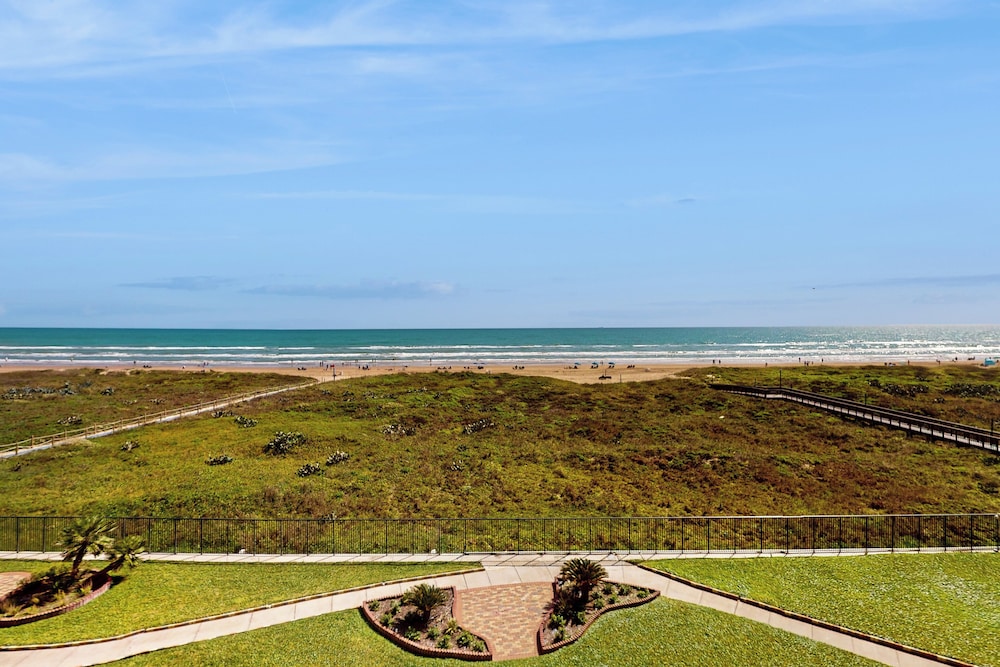 3BR Beachfront Condo w/ Pools & Balcony