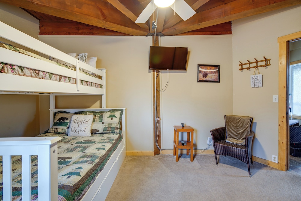 Big Bear Cabin w/ Hot Tub < 3 Mi to Skiing!