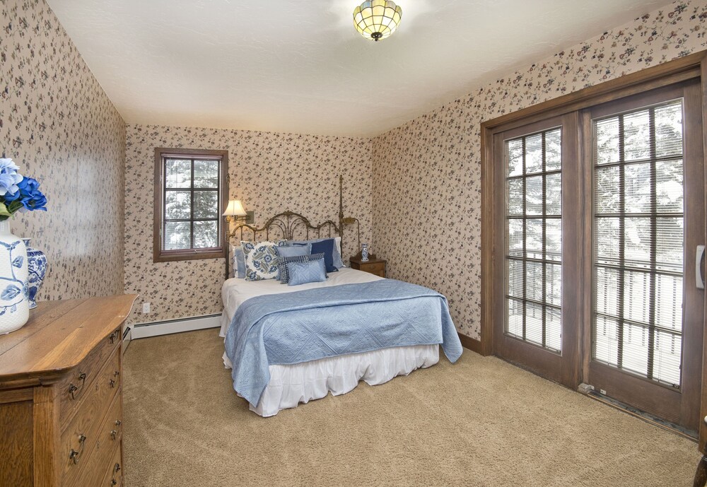 Alpine Creek #6 4 Bedroom Home by RedAwning