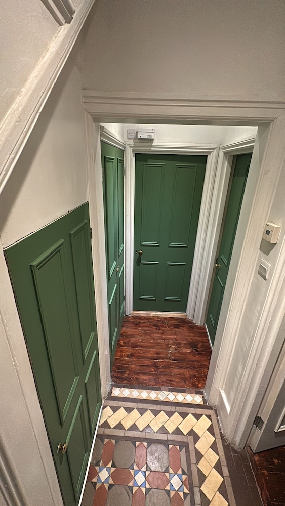 Cosy West Kensington Apartment - 3 Min to Tube