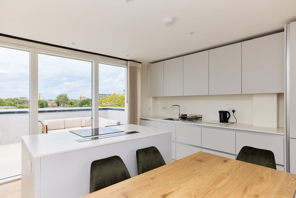 The East London Mile Quarters - Trendy 3bdr Flat With Balcony
