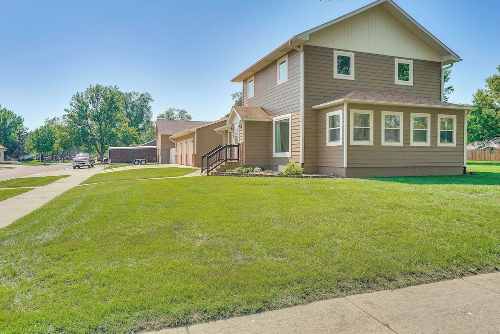 15 Mi to Downtown Sioux Falls: Gem w/ Yard!